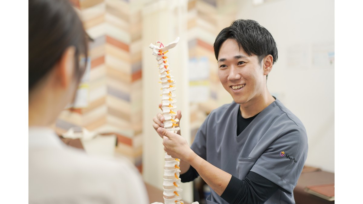 CUREPROの施術方針を説明する整体師