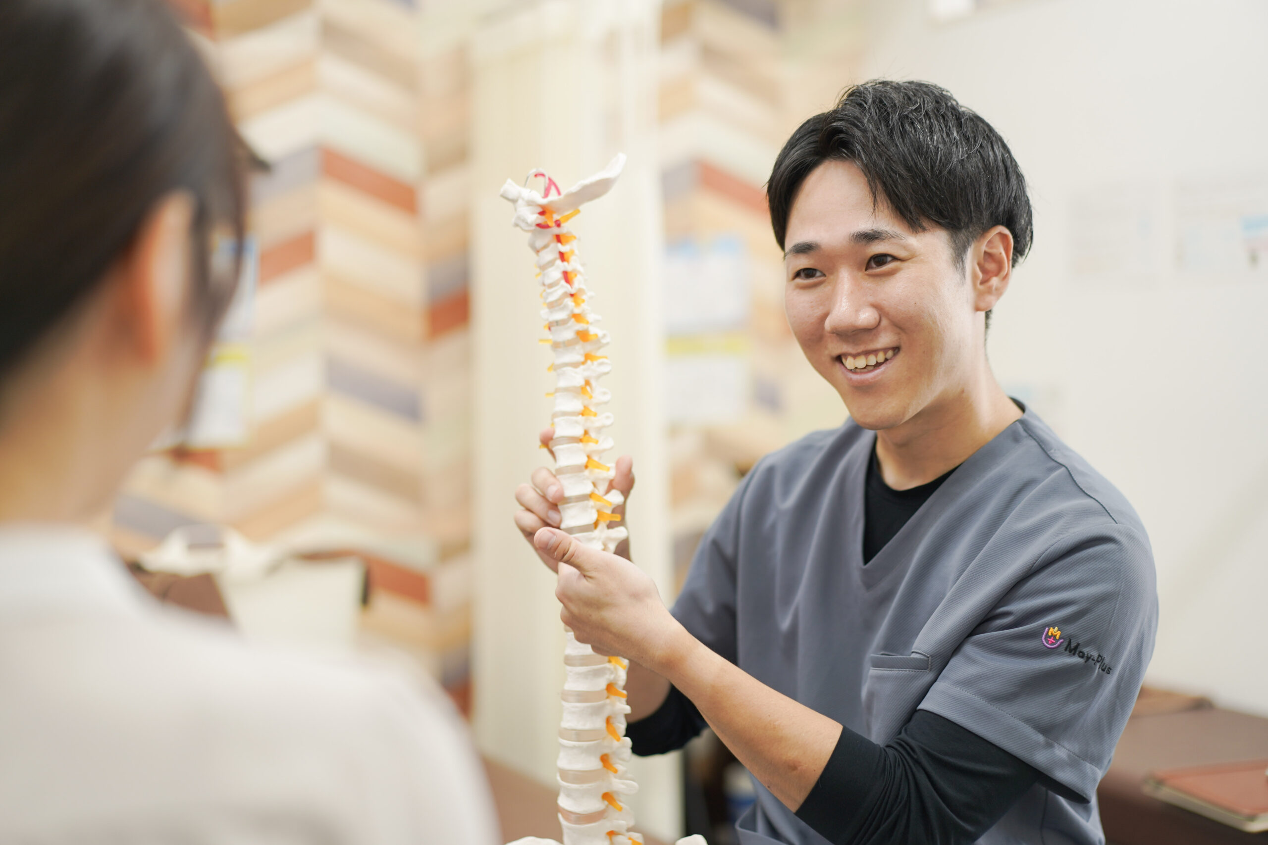 CUREPROで施術者が模型を使って説明する様子