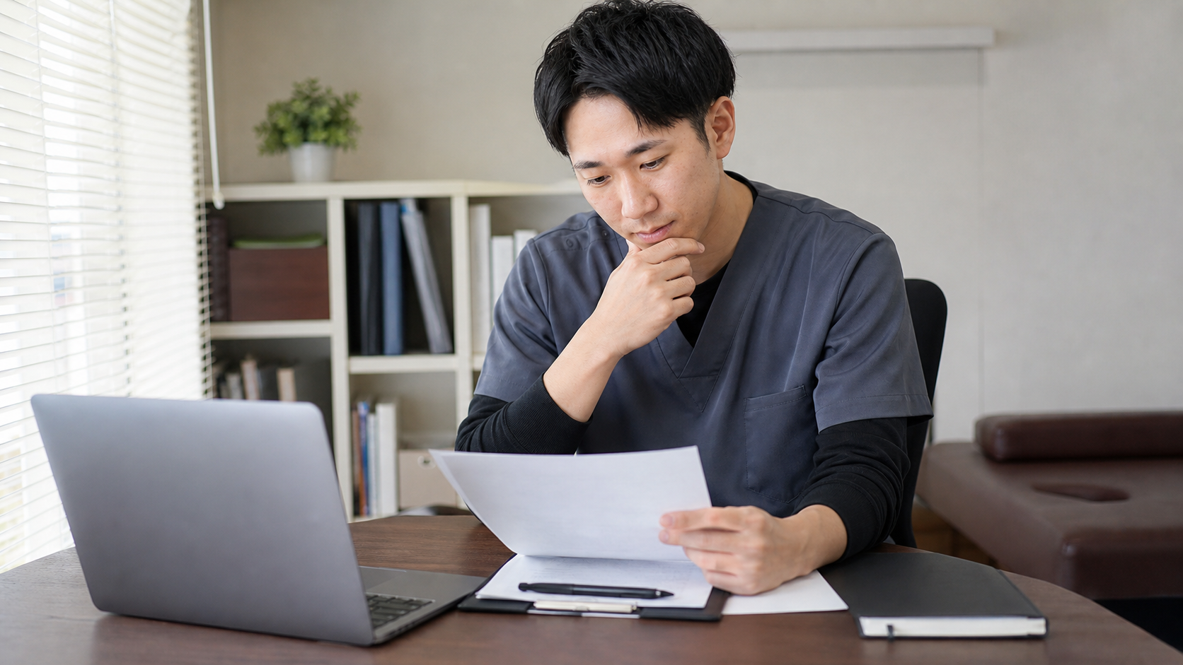 整体師未経験歓迎求人の見極めポイントを確認する求職者の様子