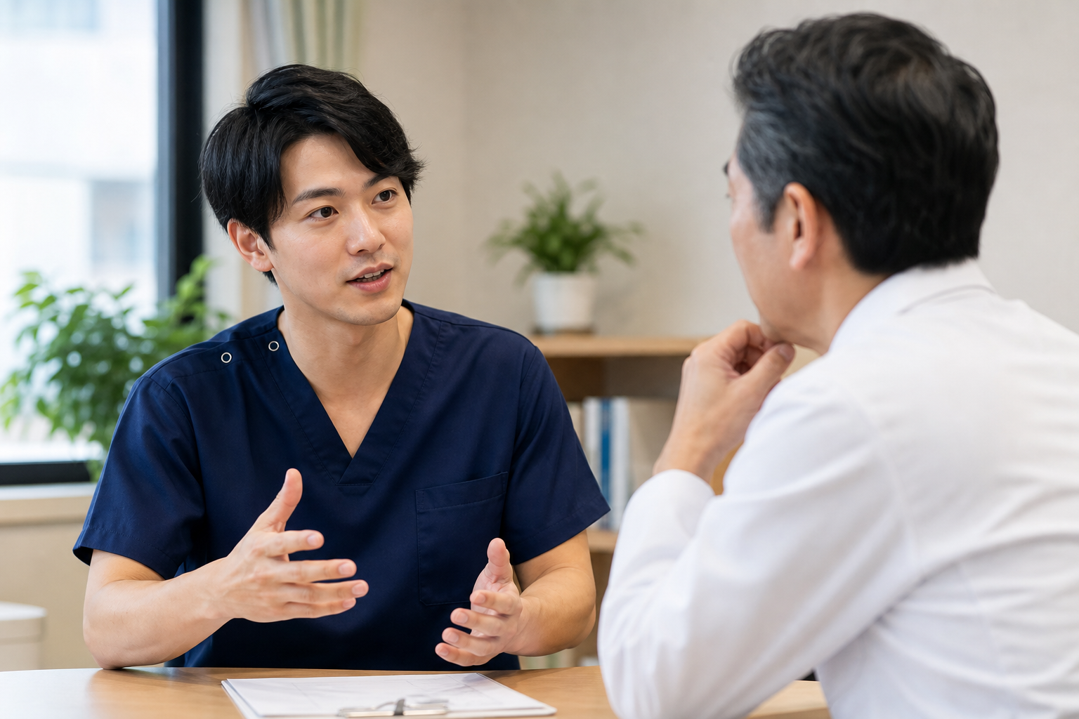 柔道整復師が資格を活かせる職場を選ぶ様子