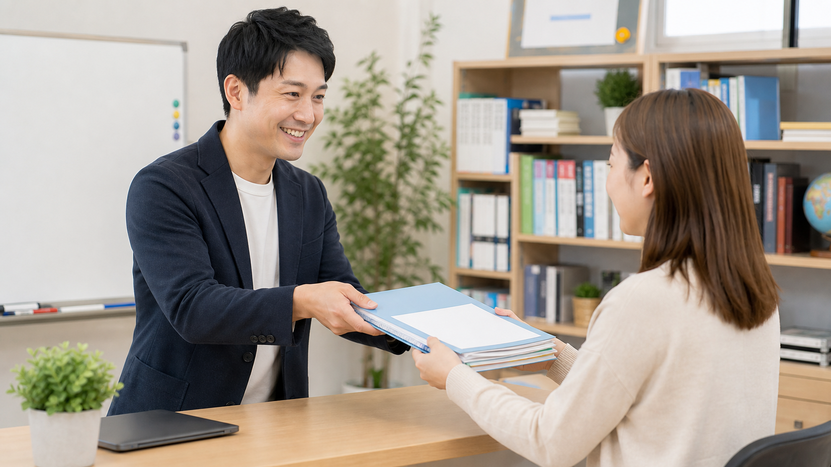 養成校から過去問資料を受け取る様子