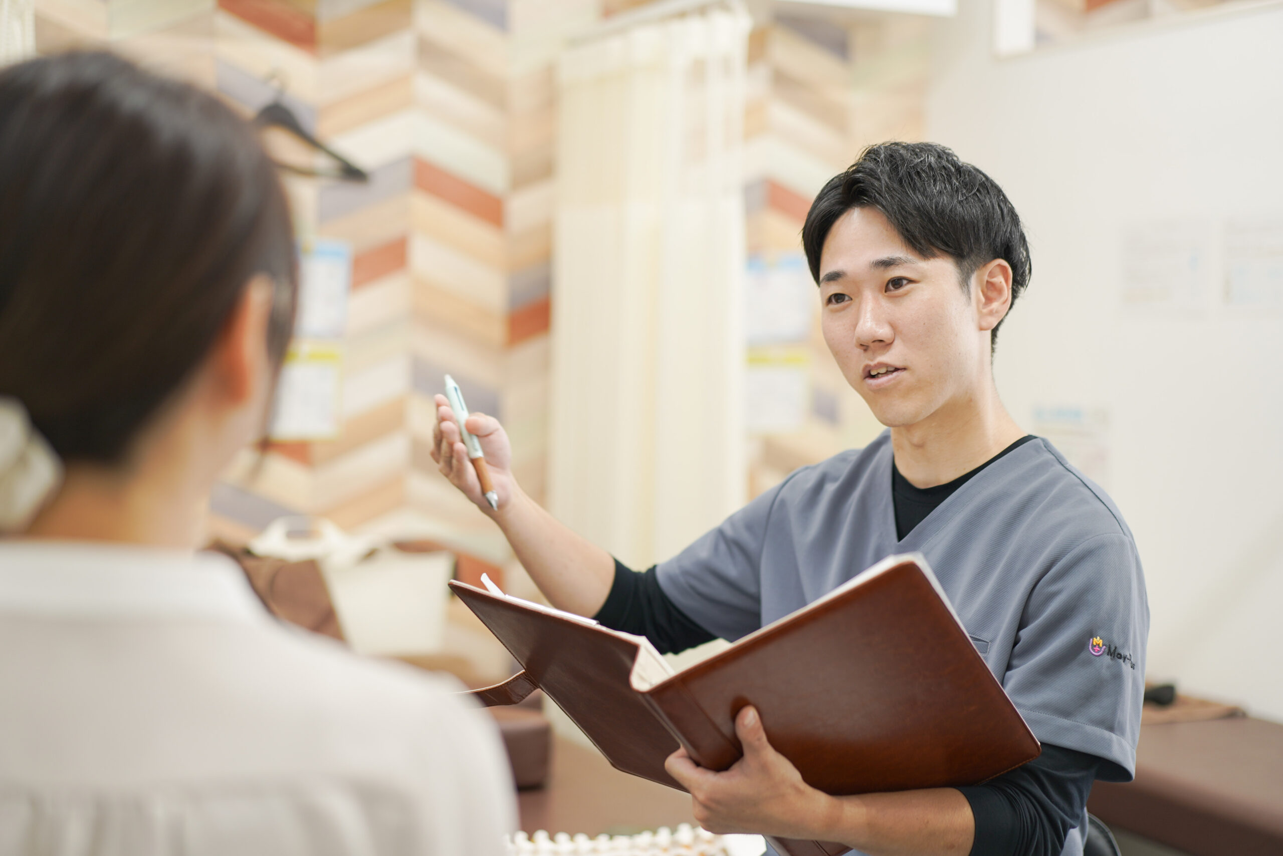 CUREPROで施術者が利用者に説明する様子