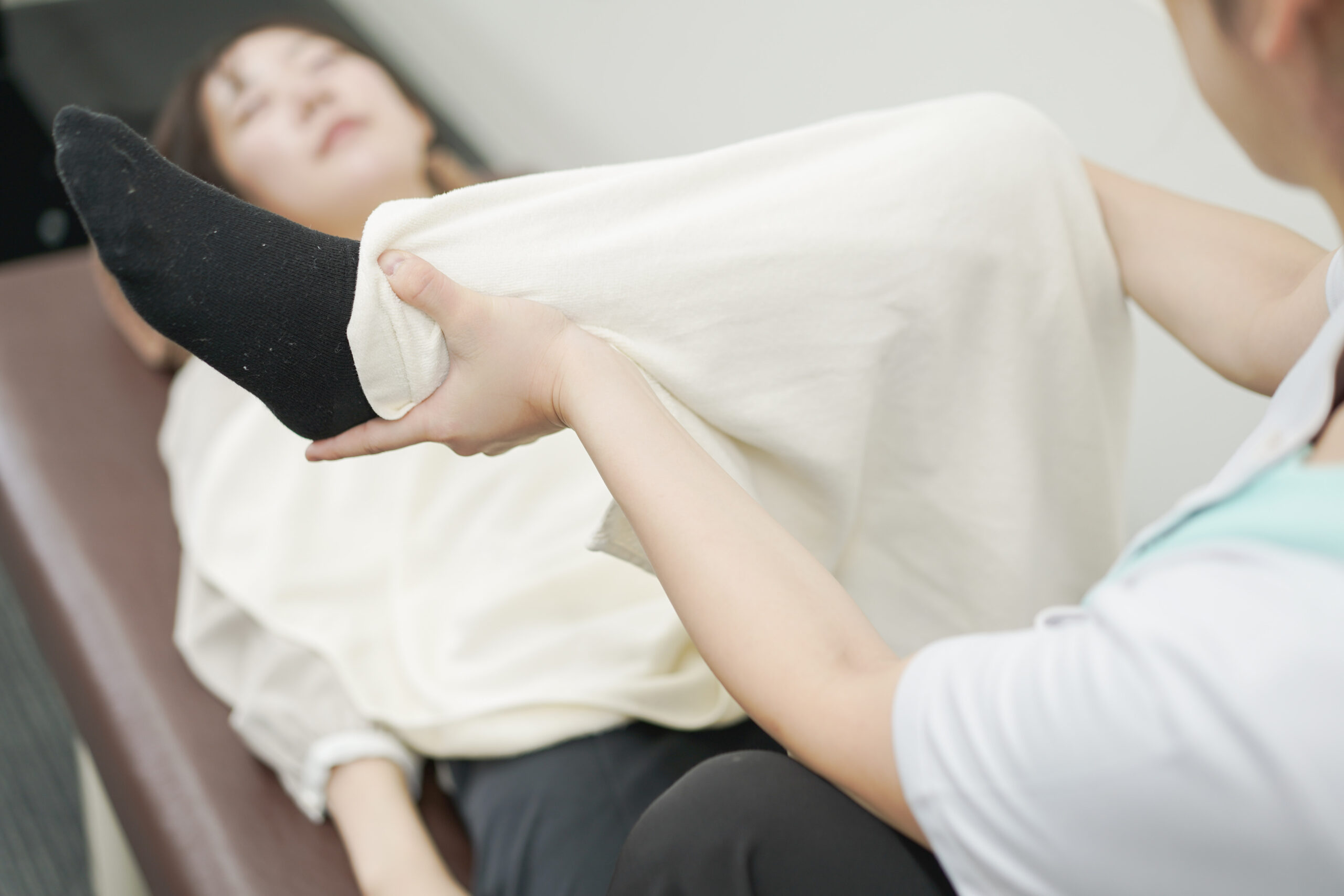 CUREPROで施術者が利用者の脚の動きを確認する様子